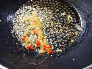 [一鍋到底]吮指好滋味~鮮蝦粉絲煲,加入一大匙油，將剩餘的2/3蒜頭及辣椒倒入爆香