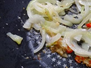 [一鍋到底]吮指好滋味~鮮蝦粉絲煲,倒入洋蔥拌炒