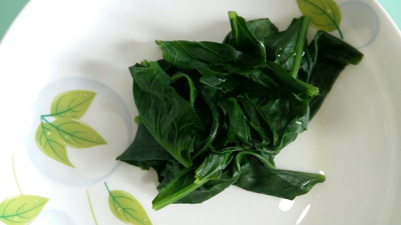 #绿色美食#菠菜戚风蛋糕（超详细）,焯好的菠菜叶子捞出来备用。