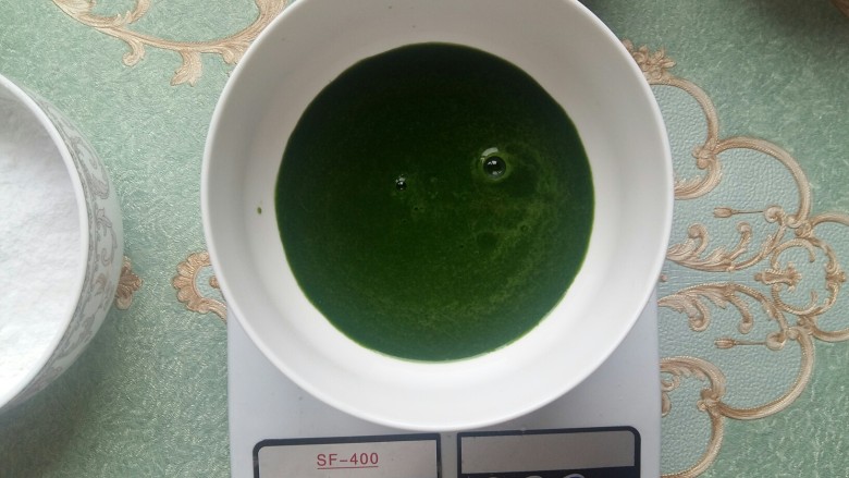 #绿色美食#菠菜戚风蛋糕（超详细）,用电子秤取80g菠菜泥。（菠菜泥的量根据它的浓稠度来决定。我做的菠菜泥不稠不稀有流动性。如果菠菜泥太稠的话建议增加用量。）