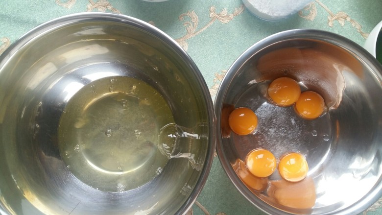#绿色美食#菠菜戚风蛋糕（超详细）,蛋清蛋黄分离。（蛋清一定要放在无油无水的盆中，蛋清放入冰箱冷藏一会更容易打发。）