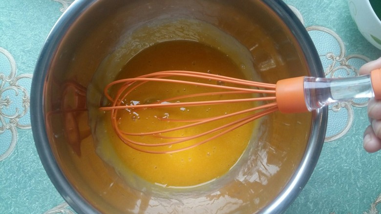 #绿色美食#菠菜戚风蛋糕（超详细）,蛋黄搅拌一下，使其细腻。