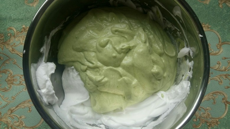 #绿色美食#菠菜戚风蛋糕（超详细）,最后把翻拌好的面糊倒进剩余的蛋白中，同样翻拌均匀。