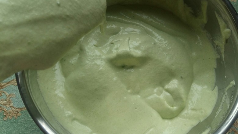 #绿色美食#菠菜戚风蛋糕（超详细）,蛋白和蛋黄糊混合均匀。