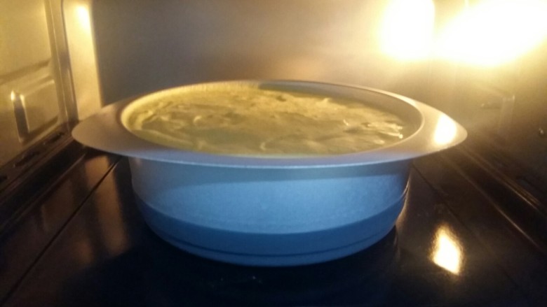 #绿色美食#菠菜戚风蛋糕（超详细）,烤箱提前预热上下管160度。
把蛋糕磨具放入烤箱，上下管160度烤40分钟。然后转150度烤40分钟。