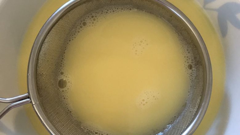 小馄饨蒸水蛋,过滤蛋液三遍。