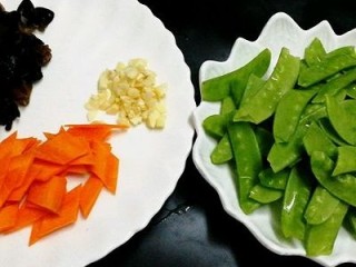 绿色美食+素炒三鲜,木耳撕小朵，蒜切小，胡萝卜切片，荷兰豆去蒂