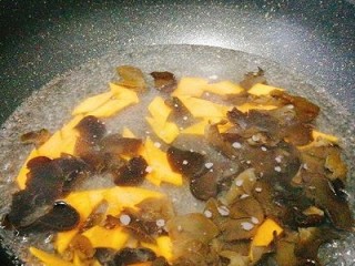 绿色美食+素炒三鲜,水开后倒入胡萝卜，黑木耳，煮5分钟即可捞出沥水