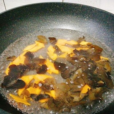 绿色美食+素炒三鲜,水开后倒入胡萝卜，黑木耳，煮5分钟即可捞出沥水