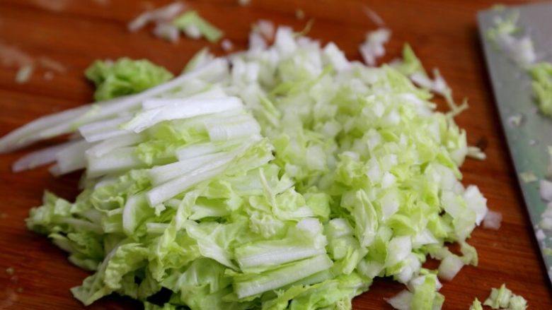 绿色美食+翡翠白菜水饺,将白菜和木耳切碎。注：白菜先横切再竖切水分不易流失，且清脆。