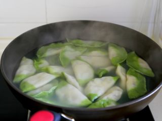 绿色美食+翡翠白菜水饺,煮饺子：水开后下饺子，水再开点点冷水，中间点两次水直到饺子漂浮。