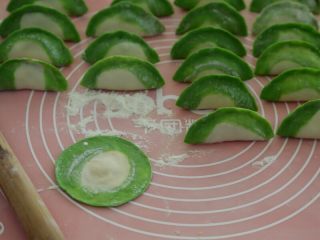 绿色美食+翡翠白菜水饺,象平常包饺子一样，擀皮包馅。