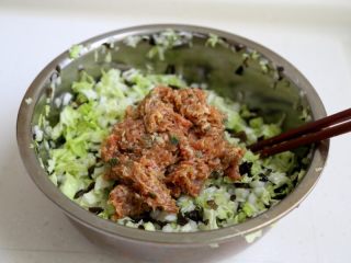 绿色美食+翡翠白菜水饺,将切碎的白菜和木耳与调过味的肉泥拌在一起，最后浇点油，调拌均匀。
注：为了防止白菜出水过多，这一过程要放在准备包馅的前一分钟。