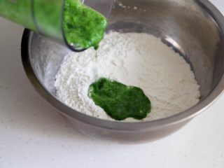 绿色美食+翡翠白菜水饺,和翡翠面团：将20克青菜叶加入40克水打成泥，倒入130克面粉中搅拌成絮状，捏成团，醒5分钟，再和光后醒30分钟。
