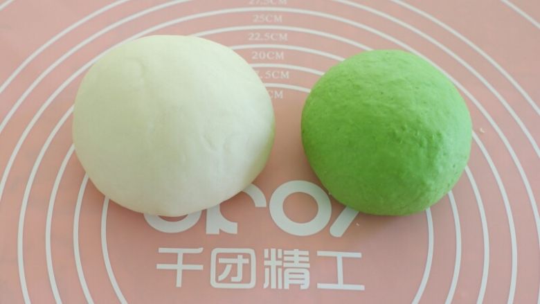 绿色美食+翡翠白菜水饺,将两块醒好的面团再次揉均匀。