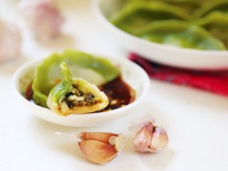 绿色美食+翡翠白菜水饺,调上一小碟生姜醋饺子汁，来几个蒜瓣就着吃，非常的香哦！