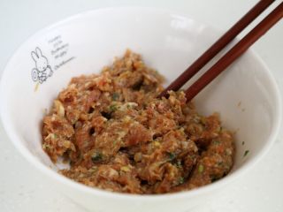 绿色美食+翡翠白菜水饺,肉泥中加入老抽、味极鲜、鱼露、盐、糖、胡椒粉、葱姜和鸡蛋液拌均匀。