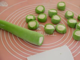 绿色美食+翡翠白菜水饺,卷起来，分割成小份。