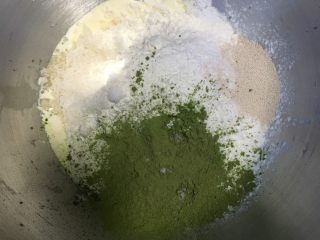 #绿色美食#四叶草抹茶奶酥面包,把汤种面团和主面团除黄油外的所有材料放入