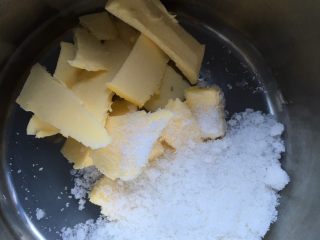 #绿色美食#四叶草抹茶奶酥面包,趁发酵过程做馅，黄油软化后加入糖