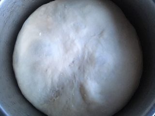 蜜豆胚芽芝麻面包,面团发至两倍大