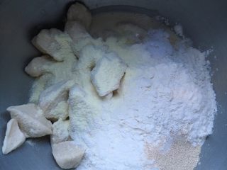 蜜豆胚芽芝麻面包,再加入主面团除黄油、芝麻粉、胚芽的所有材料