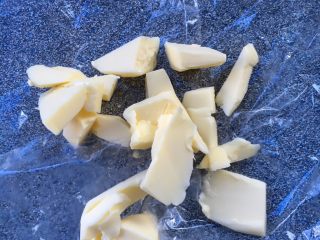 蜜豆胚芽芝麻面包,等揉成光滑的面团后加入软化的黄油