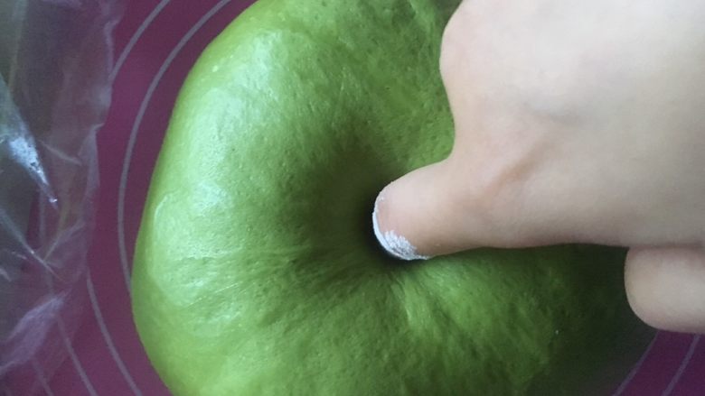#绿色美食#四叶草抹茶奶酥面包,面团发到两倍大后，手指沾些面粉戳洞