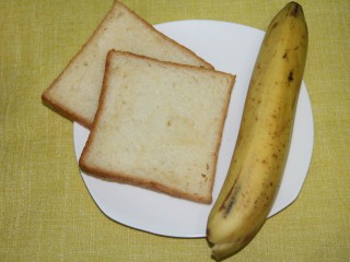 幸福早餐烤香蕉土司,准备2片土司，一个香蕉