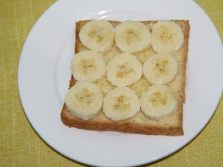 幸福早餐烤香蕉土司,再摆上香蕉片，这样一个土司片能摆9片香蕉