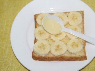幸福早餐烤香蕉土司,再在香蕉片上涂上炼奶