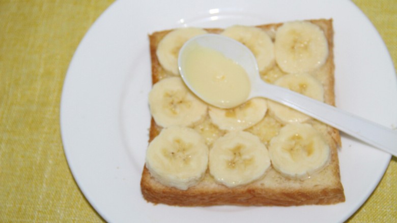 幸福早餐烤香蕉土司,再在香蕉片上涂上炼奶