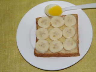 幸福早餐烤香蕉土司,表面再涂一层黄油