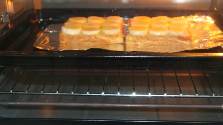 幸福早餐烤香蕉土司,放入烤箱里，180度左右，烤5~8分钟左右