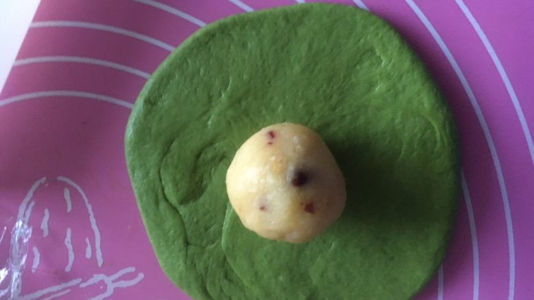 #绿色美食#四叶草抹茶奶酥面包,醒发好的面团擀成圆形，中间放馅