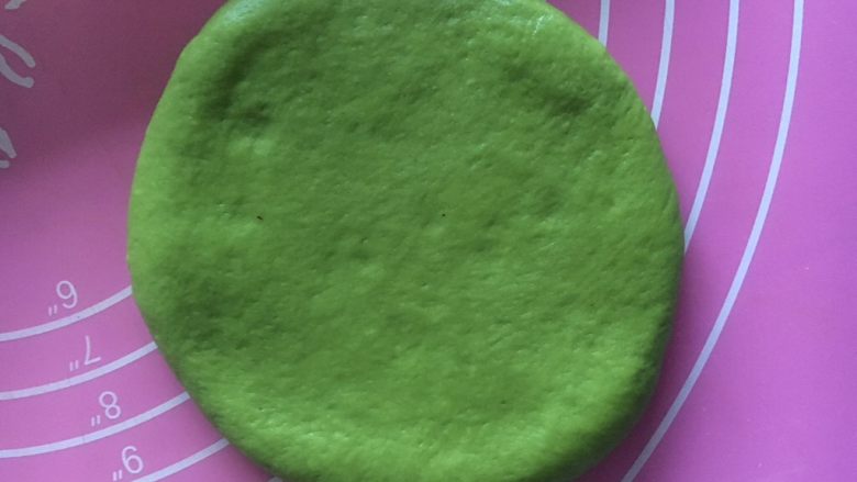 #绿色美食#四叶草抹茶奶酥面包,取一个面团压扁擀圆