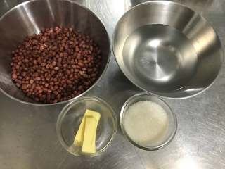 豆沙花花包,我一般都提前一天制作豆沙馅，因为馅凉凉比较久
红豆提前泡清水,大约5.6个小时