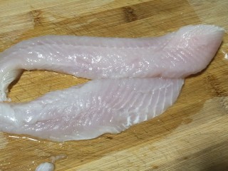 鲜椒嫩鱼片,鱼肉解冻，用新鲜的草鱼或乌鱼来做，其他无刺的鱼也可以