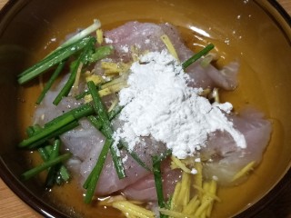 鲜椒嫩鱼片,1勺玉米淀粉