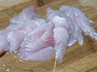 鲜椒嫩鱼片,刀斜45度片鱼片，约3~5毫米
