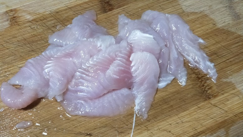 鲜椒嫩鱼片,刀斜45度片鱼片，约3~5毫米