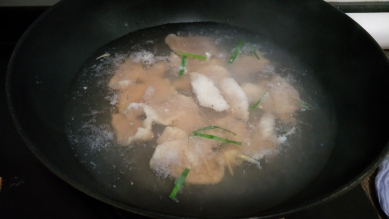 鲜椒嫩鱼片,放入鱼片，中火煮开，待鱼以上浮时