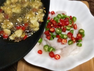 鲜椒嫩鱼片,鱼肉上铺上青红椒圈，将炸好的椒麻油淋上
