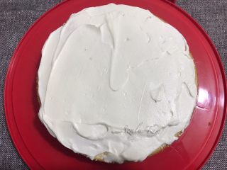 水果裸蛋糕,蛋糕片上抹一层奶油