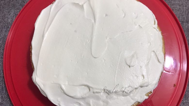 水果裸蛋糕,蛋糕片上抹一层奶油