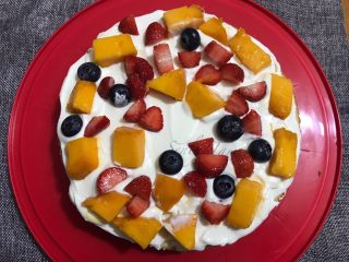 水果裸蛋糕,奶油上铺一层水果，依然是怎么铺都可以。
