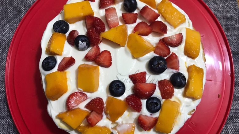 水果裸蛋糕,奶油上铺一层水果，依然是怎么铺都可以。