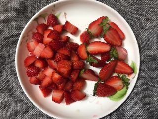 水果裸蛋糕,草莓一部分切粒，一部分留叶子对半切开，备用。