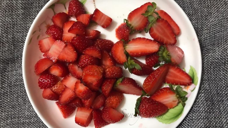 水果裸蛋糕,草莓一部分切粒，一部分留叶子对半切开，备用。