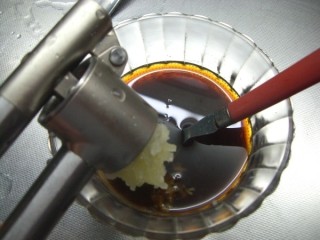 黯然酸辣蕨根粉,瓣大蒜用压蒜器挤成蒜蓉，加入到凉拌汁里。